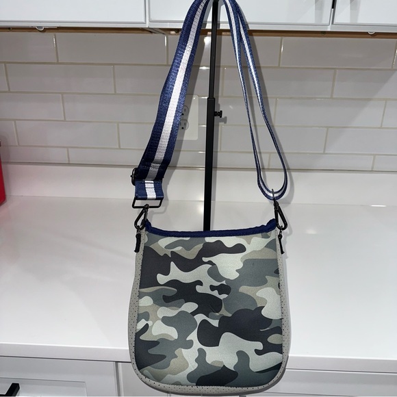 Haute Shore Neoprene Camo Crossbody Bag Blue White Stripe Strap - Picture 6 of 12